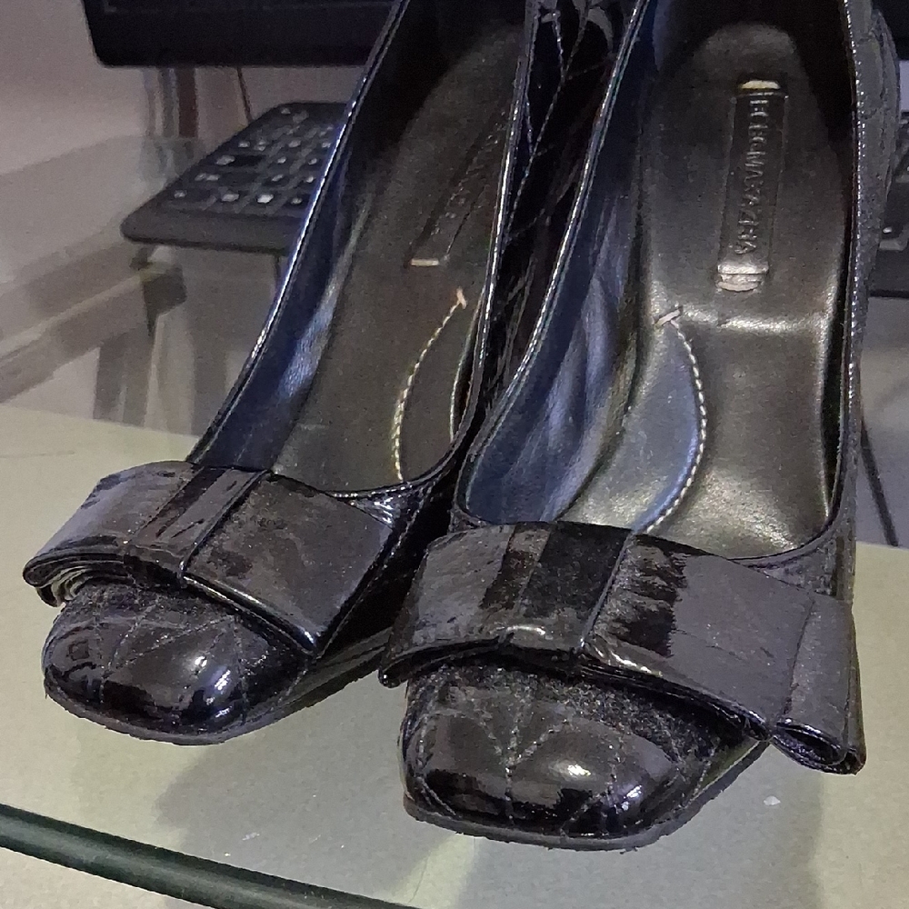 BCBGMaxAzria Black Patent Leather Heels with Bow. Shoes size 9